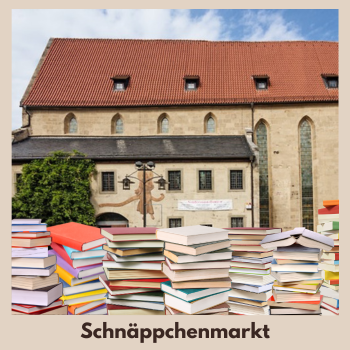 Stadtmuseum Saalfeld mit Bücherstapeln im Vordergrund